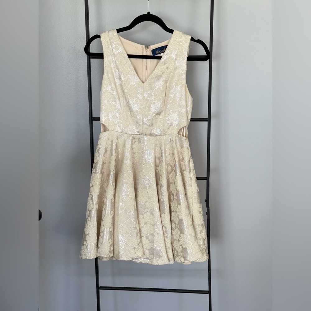 Size small
Cream color with beautiful silver accents